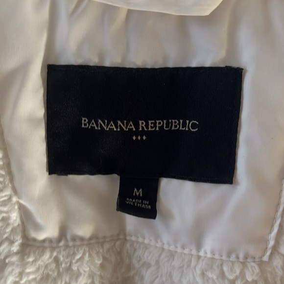 Like new banana republic puffer vest with removable, faux fur hood - Ivory - Picture 2 of 3